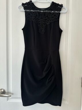 NWOT Women’s Bodycon Black Mini Dress With Lace Detail Plunge Neckline Sz Small